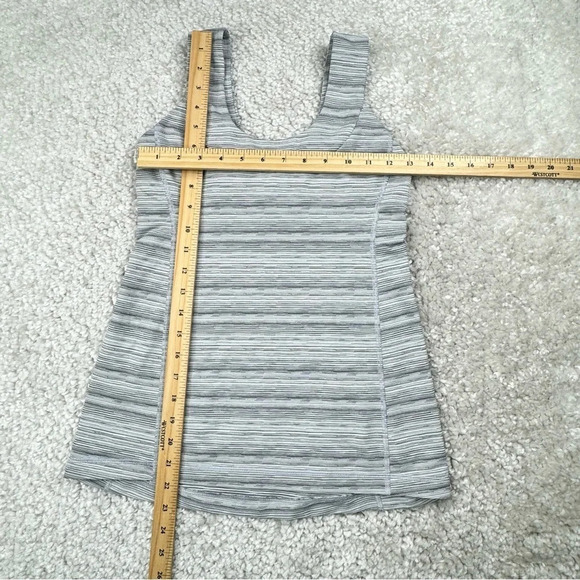 Lululemon Scoop Back Tank in Cyber Stripe White Silver Fox. Size 6 - Picture 12 of 16